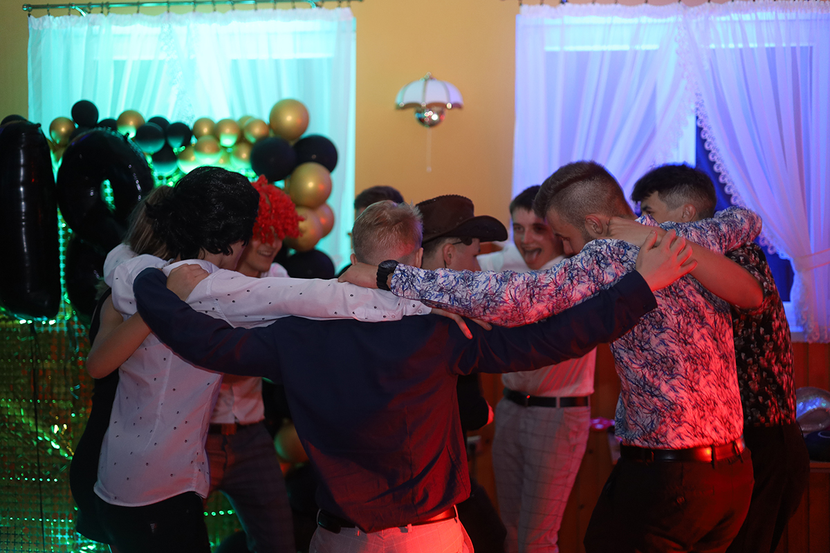 tańczący ludzie na weselu