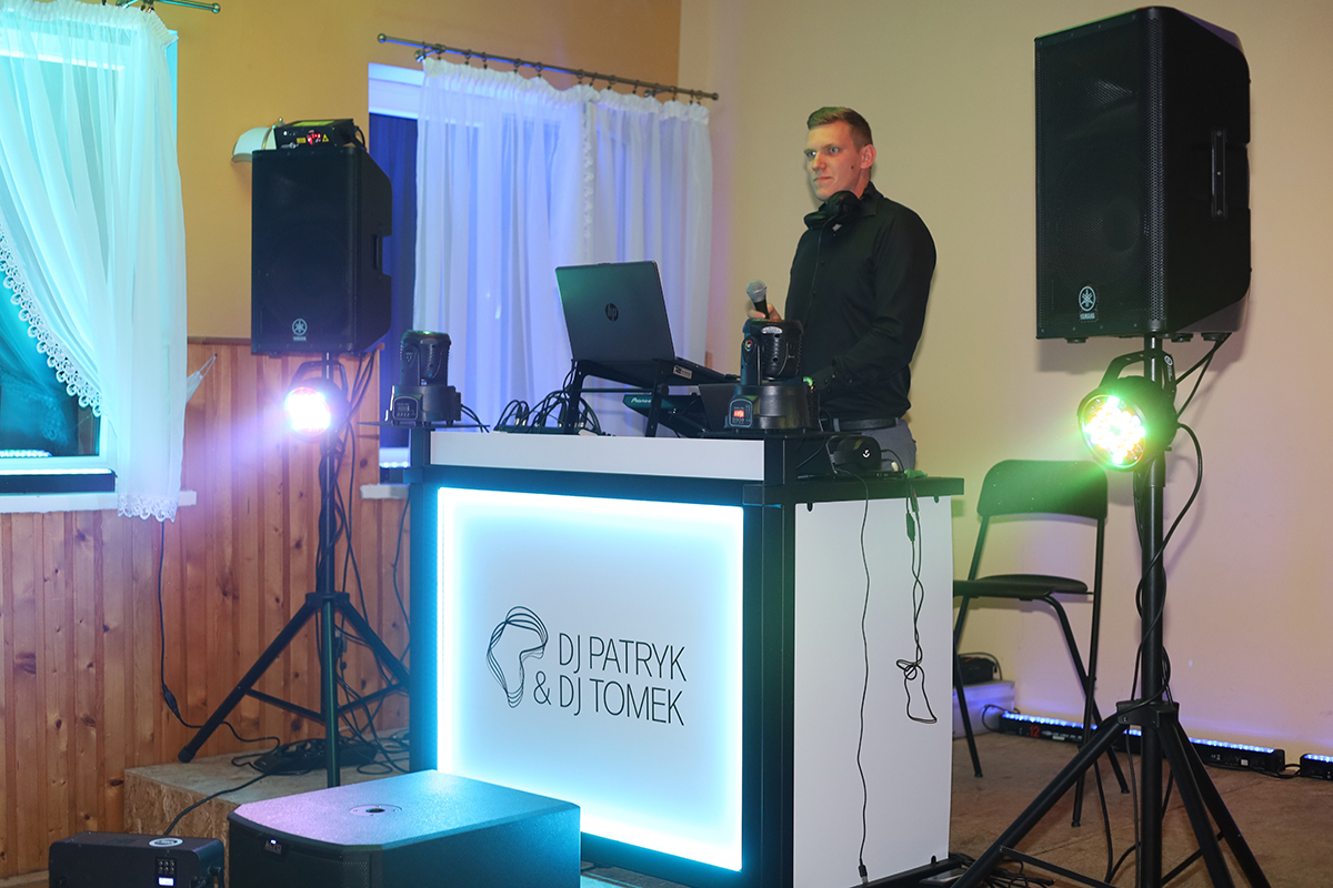 tańczący ludzie na weselu